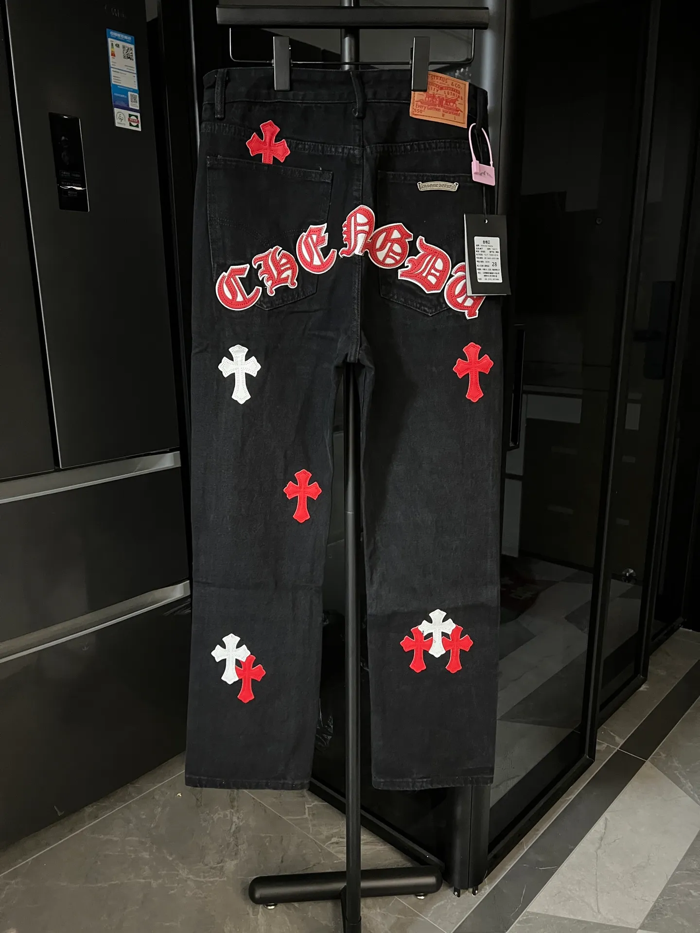 P260 [Next day] Chrome Hearts/CH Hong Kong city limited series Sanskrit cross patch patchwork leather jeans (black) Black and red color matching - Hong Kong limited fashion players, Chrome Hearts Hong Kong city limited jeans are now available!  The unique color scheme is like the intertwining of vitality and romance of Hong Kong. The three-dimensional letters between the hips seem to tell the story of the city. The customized hardware, the three-dimensional and thick cross stamens, and the hand-cut leather washers make the details full of luxury.  Handcrafted and made of environmentally friendly materials, comfort and quality coexist. Owning it is not only an outfit, but also a status symbol. Globally limited edition, don’t miss it.  Size: 28 30 32 34 (corresponding to s-xl) Detailed size can be found in Figure 9